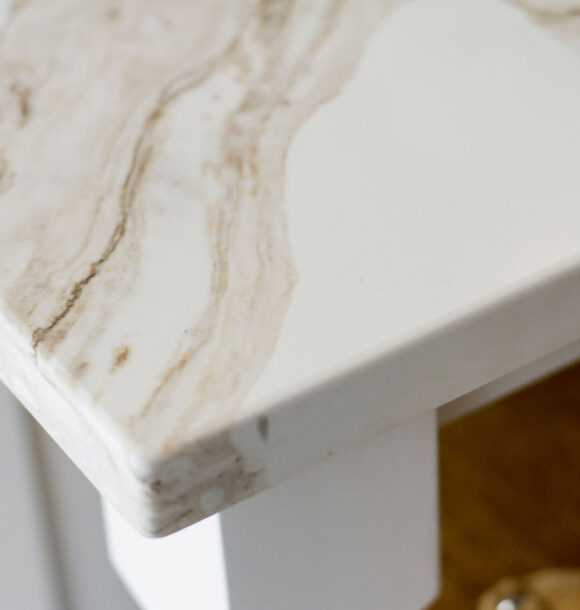 L'imitation de marbre est saisissante, offrant une alternative plus pratique et abordable aux matériaux naturels, tout en conservant leur apparence haut de gamme. Cette reproduction minutieuse donne l'illusion d'un authentique comptoir en marbre, ajoutant une valeur esthétique indéniable à l'espace.